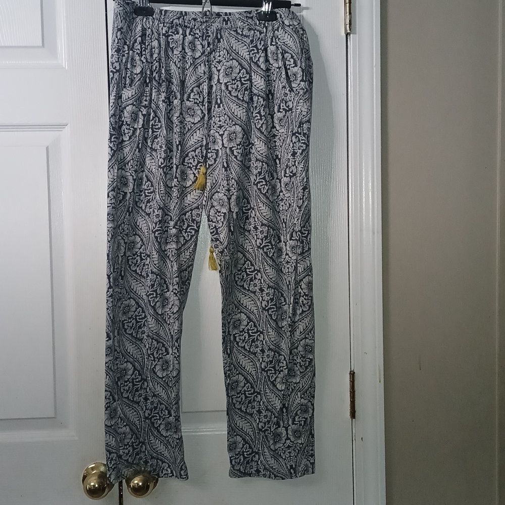 Lucky Brand  gray white floral print  lounge pajama bottoms  Sz M NWOT